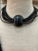 Cargar imagen en el visor de la galería, Collar Londres negro