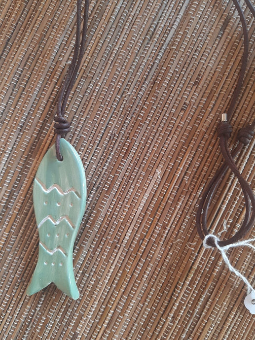 Collar largo pez verde cerámica