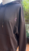 Cargar imagen en el visor de la galería, Sudadera marrón con capucha pintada a mano