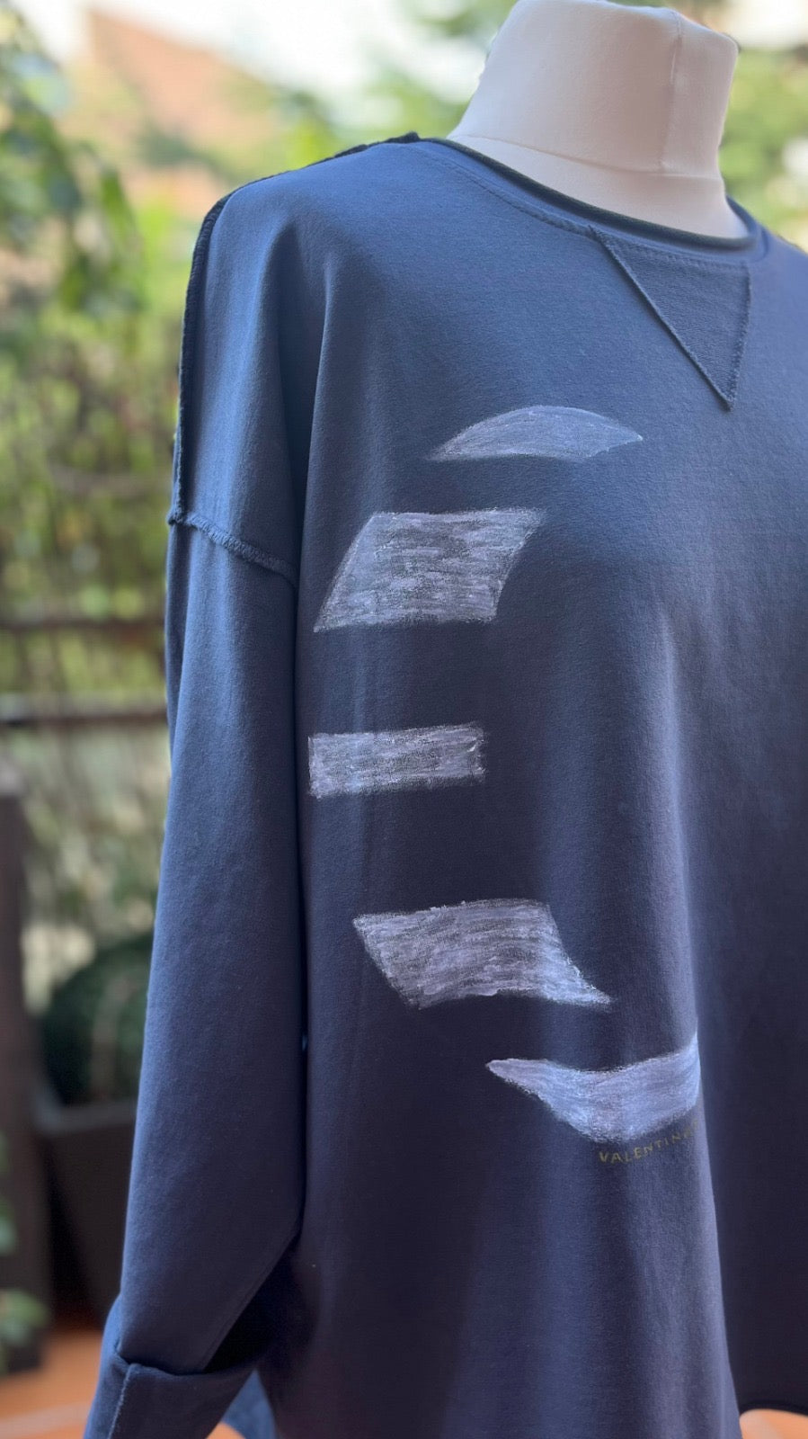 Sudadera ancha Moon azul pintada a mano