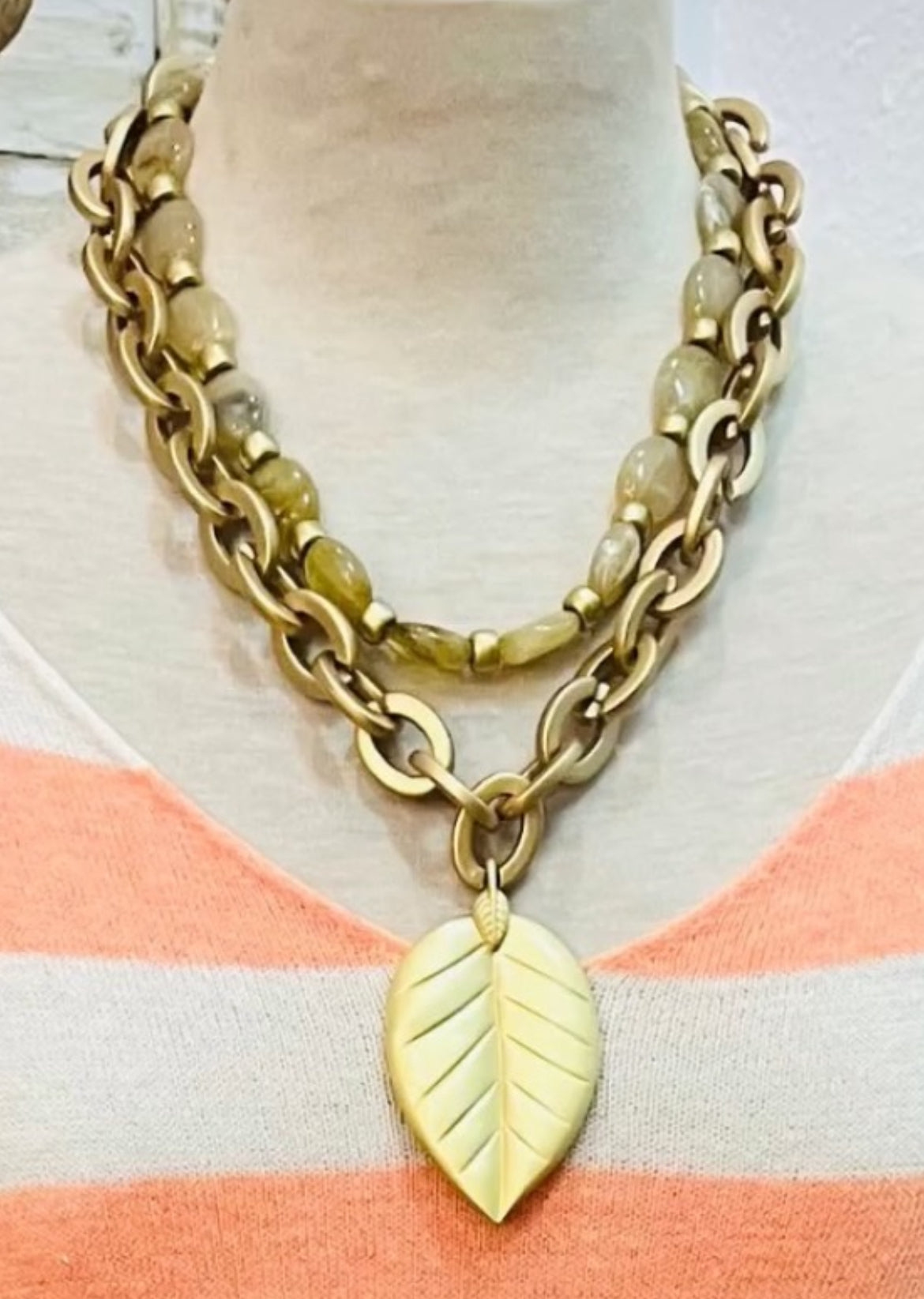 Collar hoja dorado