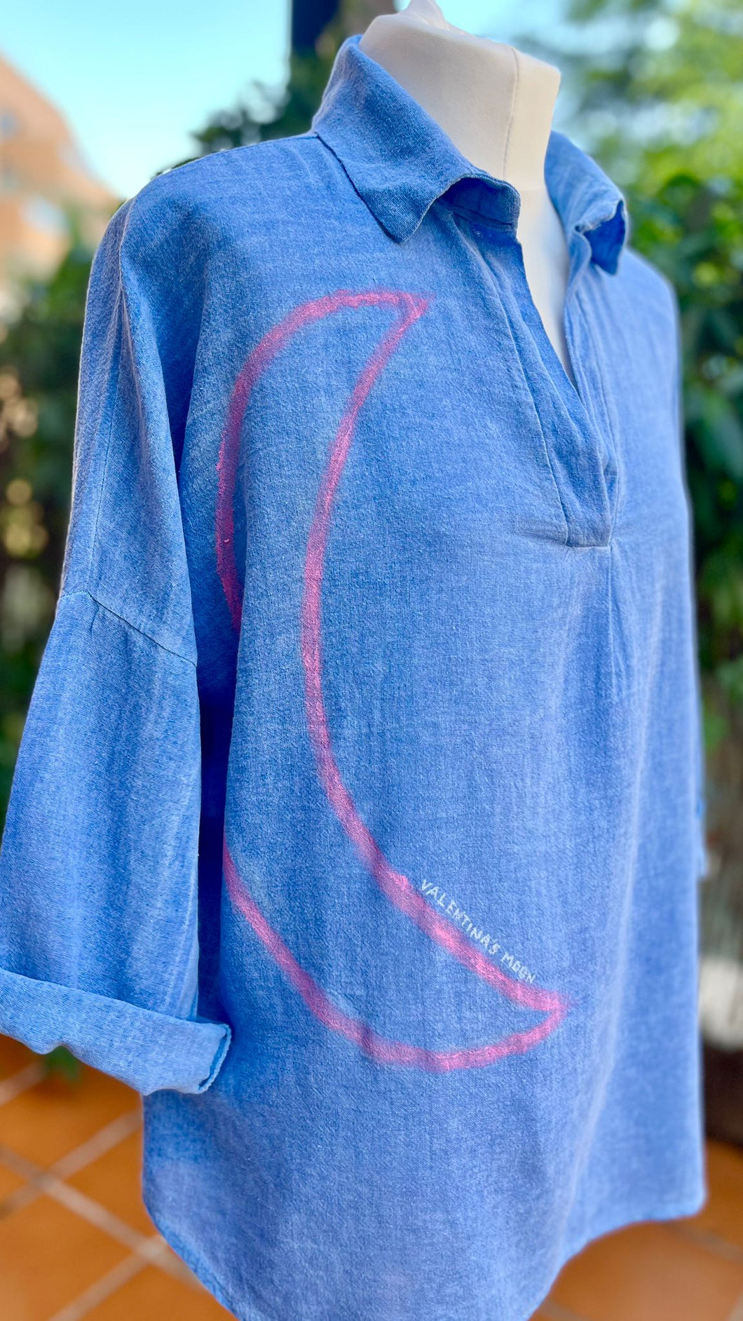 Camisa luna azul Valentina’s Moon ( pintada a mano).